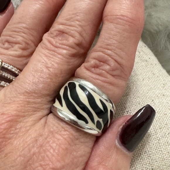 Sterling Silver .925 Zebra Print Ring with White and Black Enamel - Picture 5 of 12